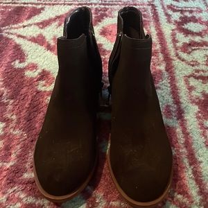 NEW NEVER WORN KENSIE BOOTS